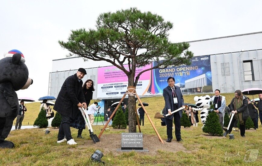 본문 이미지 - 올해 세계올림픽도시연맹 총회가 지난 22일부터 오는 25까지 강원 평창에서 열리는 가운데, 심재국 평창군수와 그로고리 주노드 연맹회장이 23일 평창올림픽플라자 일대에서 총회 기념 나무를 심는 일정을 소화하는 모습. &#40;평창군 제공. 재판매 및 DB금지&#41; 2025.10.23/뉴스1 ⓒ News1 신관호 기자
