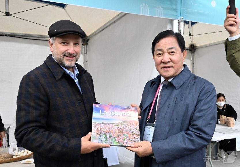 (평창=뉴스1) 신관호 기자 = 올해 세계올림픽도시연맹 총회가 지난 22일부터 오는 25까지 강원 평창에서 열리는 가운데, 심재국 평창군수와 그로고리 주노드 연맹회장이 23일 평창 …