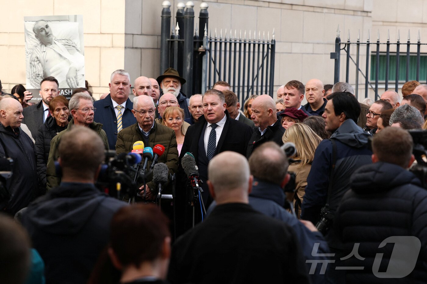 본문 이미지 - 23일(현지시간) 북아일랜드 벨파스트에서 1972년 ‘피의 일요일(Bloody Sunday)’ 희생자 유족 대변인 키어런 실스가 발언하고 있다. 그의 옆에는 희생자 윌리엄 맥킨니의 형제 미키 맥킨니가 함께 자리했다. 이날 법원은 영국군 참전용사 ‘솔저 F’의 살인 2건과 살인미수 5건에 대해 무죄를 선고했다.2025.10.23.ⓒ 로이터=뉴스1