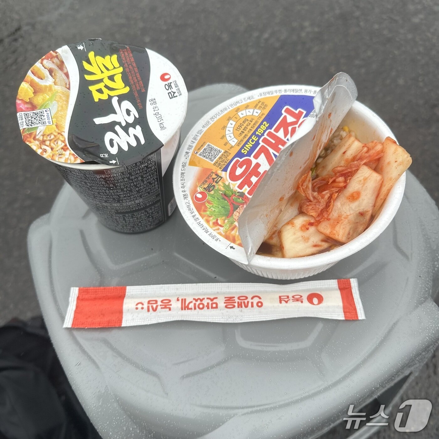 본문 이미지 - 트랜스제주 100k 체크포인트 네번째 구간서 제공된 사발면. 기자는 두 사발을 허겁지겁 들이켰다. 2025.10.18/뉴스1 ⓒ News1 이상휼 기자