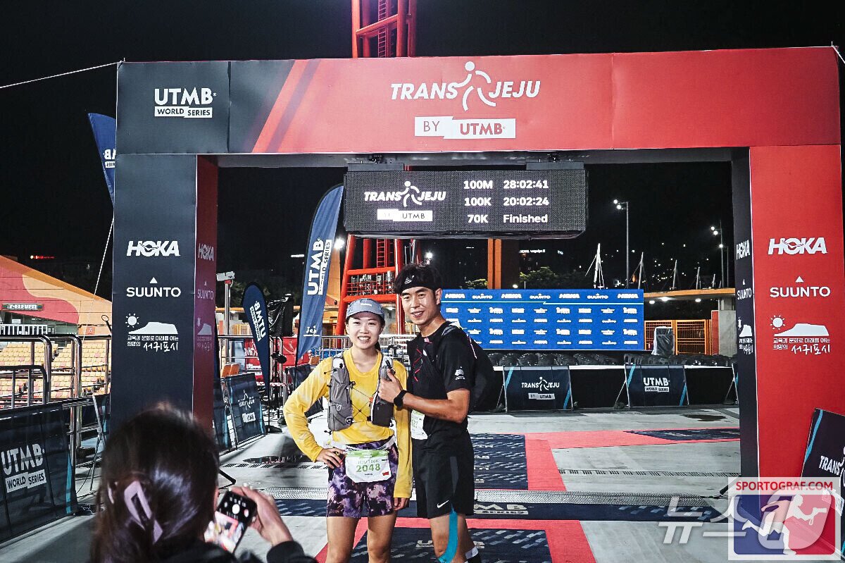 본문 이미지 - 트랜스제주 100k 대회 70km 구간부터 결승선까지 함께 달린 양종찬 변호사와 홍콩 선수 글로리아 씨. 2025.10.19/뉴스1 ⓒ News1 &#40;사진=양종찬 씨 제공&#41;
