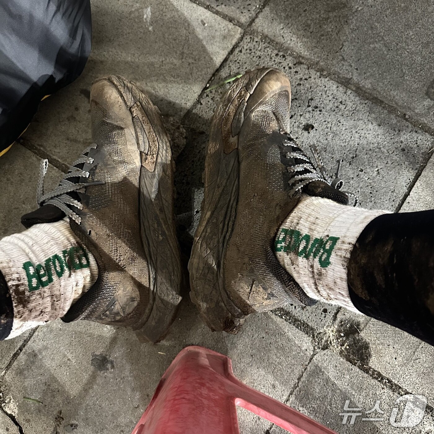 본문 이미지 - 트랜스제주 100k 대회를 완주허고서 엉망이 된 기자의 신발. 2025.10.19/뉴스1 ⓒ News1 이상휼 기자