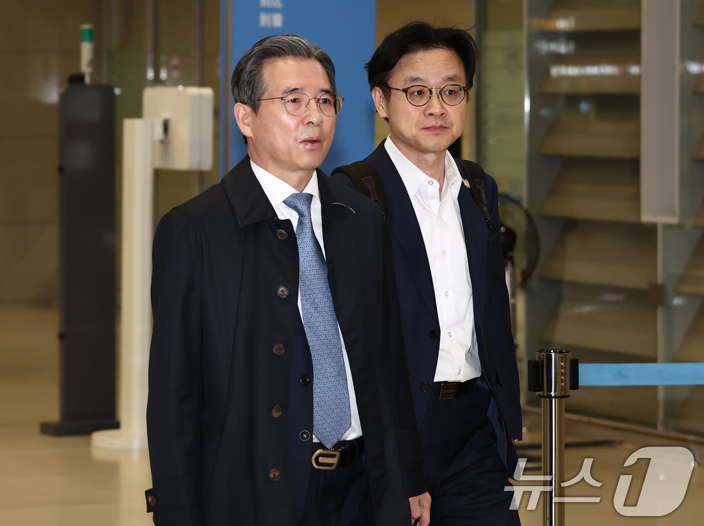본문 이미지 - 한미 관세협상 추가 논의를 마치고 미국에서 돌아온 김용범 대통령실 정책실장과 김정관 산업통상자원부 장관이 24일 새벽 인천공항 2터미널을 통해 귀국하고 있다. 2025.10.24/뉴스1 ⓒ News1 김민지 기자