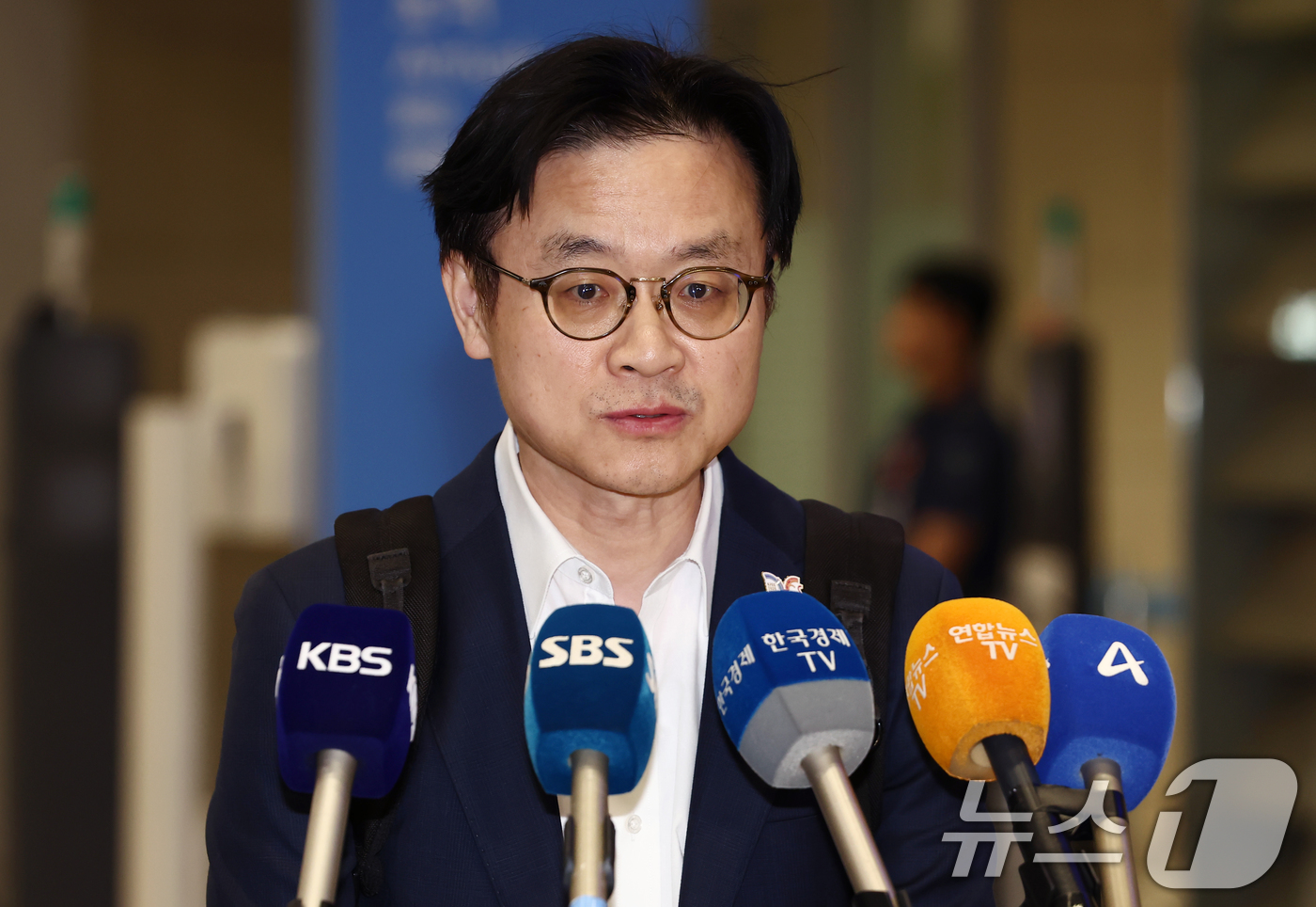 (인천공항=뉴스1) 김민지 기자 = 한미 관세협상 추가 논의를 마치고 미국에서 돌아온 김정관 산업통상부 장관이 24일 새벽 인천공항 2터미널을 통해 귀국하며 취재진 질의에 답변하고 …