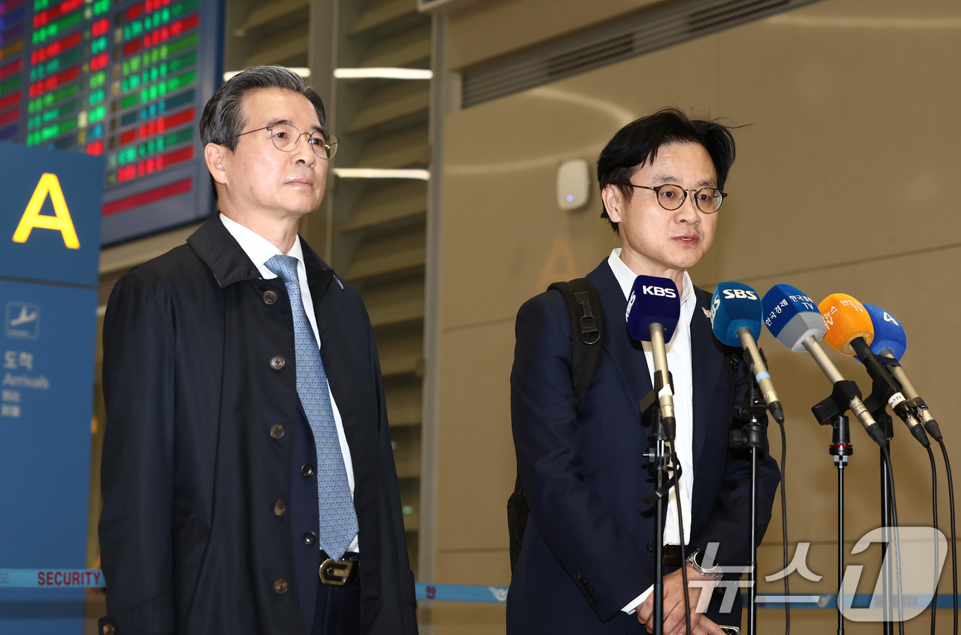 (인천공항=뉴스1) 김민지 기자 = 한미 관세협상 추가 논의를 마치고 미국에서 돌아온 김정관 산업통상부 장관이 24일 새벽 인천공항 2터미널을 통해 귀국하며 취재진 질의에 답변하고 …