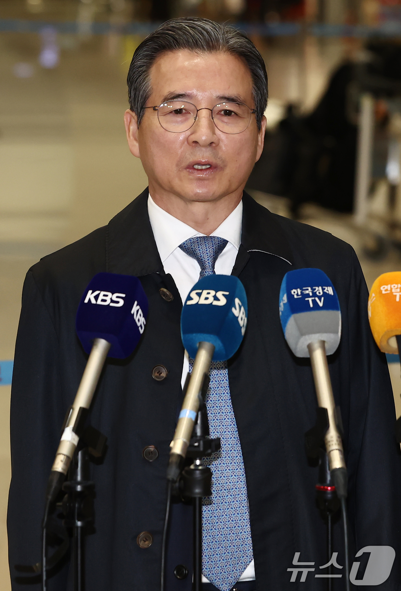 (인천공항=뉴스1) 김민지 기자 = 한미 관세협상 추가 논의를 마치고 미국에서 돌아온 김용범 대통령실 정책실장이 24일 새벽 인천공항 2터미널을 통해 귀국하며 취재진 질의에 답변하 …