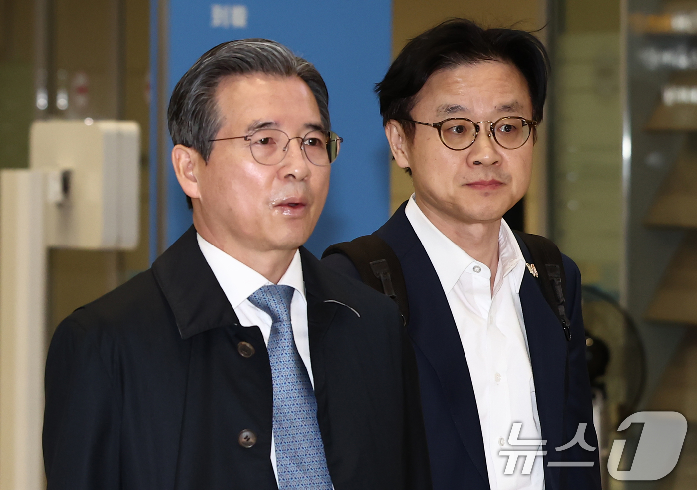 (인천공항=뉴스1) 김민지 기자 = 한미 관세협상 추가 논의를 마치고 미국에서 돌아온 김용범 대통령실 정책실장과 김정관 산업통상자원부 장관이 24일 새벽 인천공항 2터미널을 통해 …