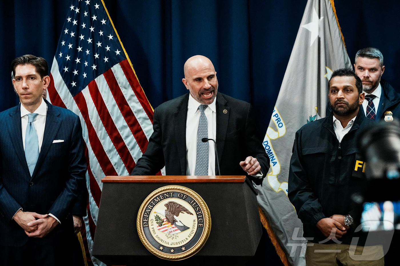 (뉴욕 로이터=뉴스1) 윤다정 기자 = 23일(현지시간) 미국 뉴욕 브루클린 검찰청에서 열린 기자회견에서 크리스토퍼 G. 라이아 미 연방수사국(FBI) 뉴욕 부국장이 불법 도박 혐 …