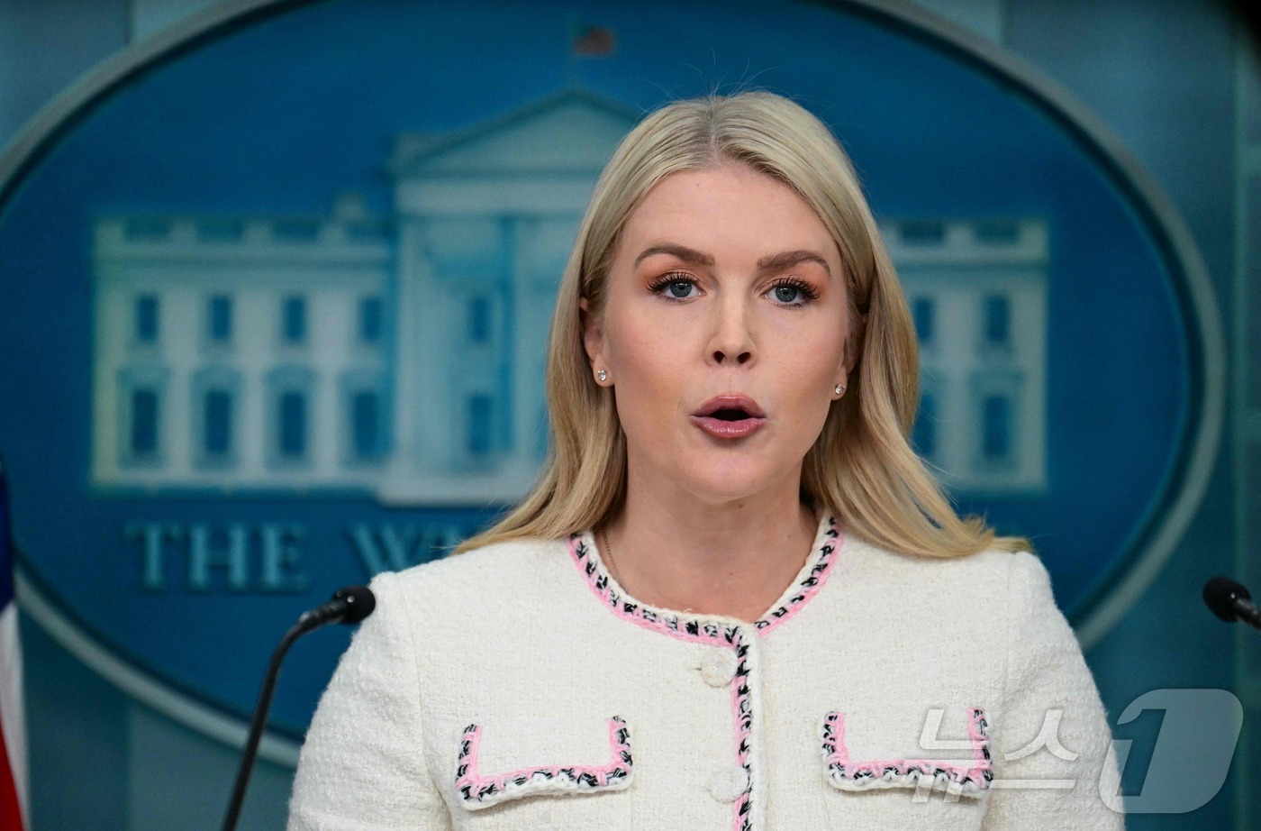 (워싱턴DC AFP=뉴스1) 류정민 특파원 = 캐롤라인 레빗 미국 백악관 대변인이 23일(현지시간) 언론 브리핑을 진행하고 있다. 2025.10.23.ⓒ AFP=뉴스1