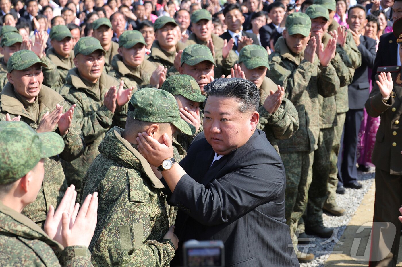Kim Jong Un, General Secretary of the Workers&#39; Party of Korea, attending the groundbreaking ceremony for the Overseas Military Operations Combat Merit Memorial Hall on October 23 and personally patting North Korean soldiers on the back to encourage them / Rodong Sinmun