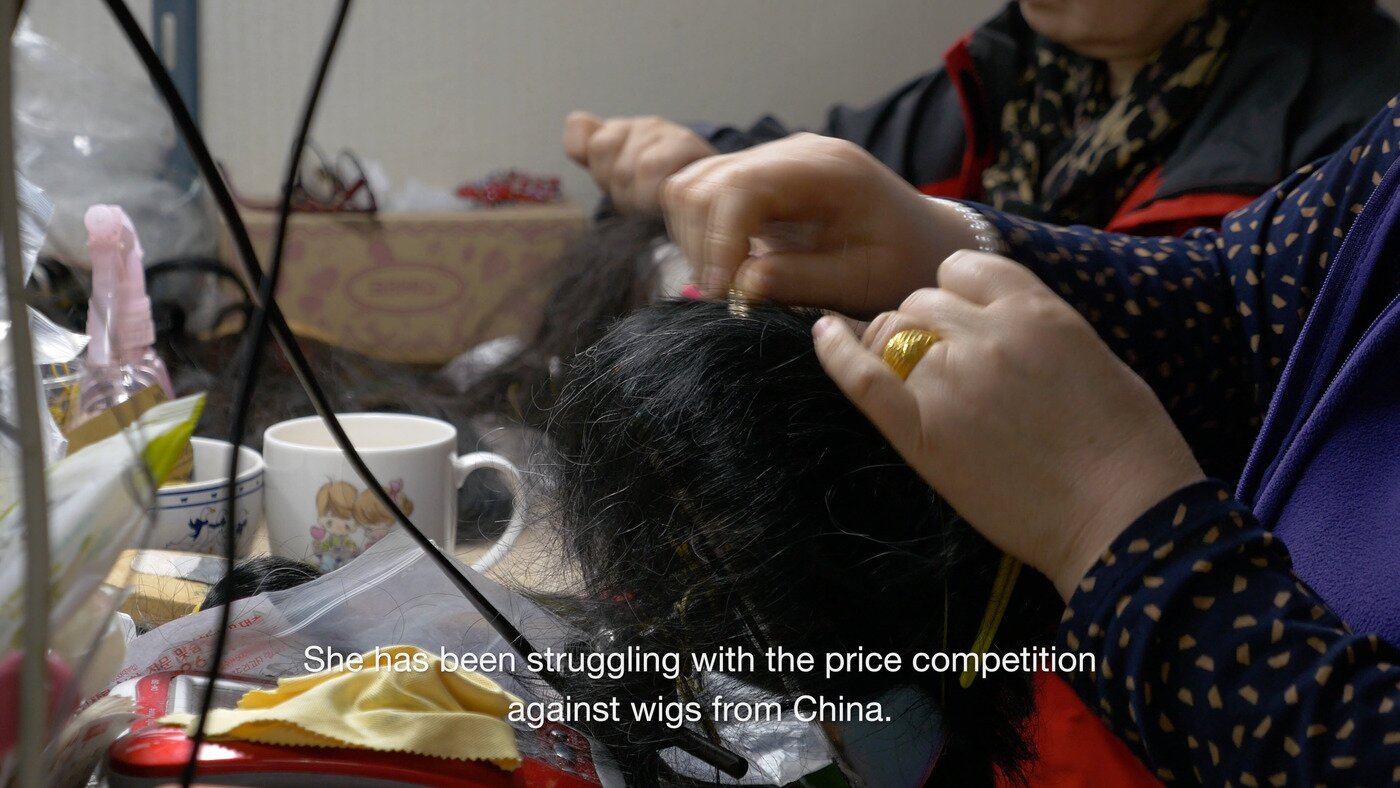 본문 이미지 - 이완_메이드 인 코리아 - 가발_2015_단채널 비디오, 컬러, 사운드, 가발, 10분 15초 (코리아나미술관 제공))