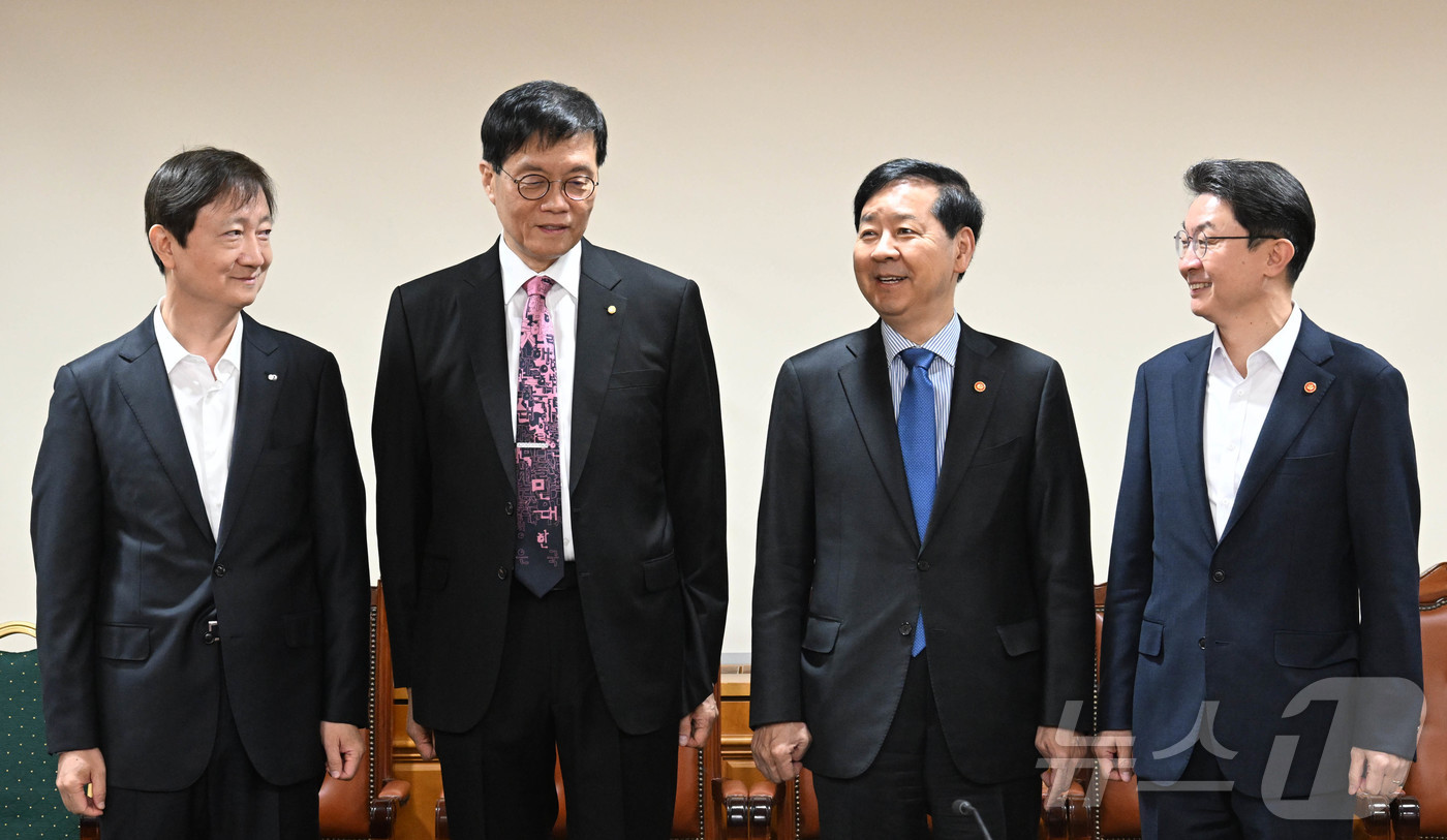 (서울=뉴스1) = 구윤철 부총리 겸 기획재정부 장관이 24일 오전 서울 중구 은행연합회에서 열린 시장상황점검회의에서 참석자들과 기념촬영을 하고 있다.왼쪽부터 이찬진 금감워장, 이 …