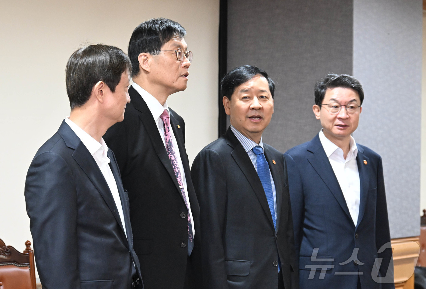(서울=뉴스1) = 구윤철 부총리 겸 기획재정부 장관이 24일 오전 서울 중구 은행연합회에서 열린 시장상황점검회의에서 참석자들과 기념촬영을 하고 있다.왼쪽부터 이찬진 금감워장, 이 …