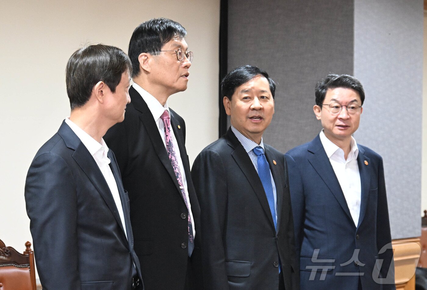 본문 이미지 - 구윤철 부총리 겸 기획재정부 장관이 24일 오전 서울 중구 은행연합회에서 열린 시장상황점검회의에서 참석자들과 기념촬영을 하고 있다. 왼쪽부터 이찬진 금융감독원장, 이창용 한국은행 총재, 구 부총리, 이억원 금융위원장. &#40;기획재정부 제공. 재판매 및 DB 금지&#41; 2025.10.24/뉴스1
