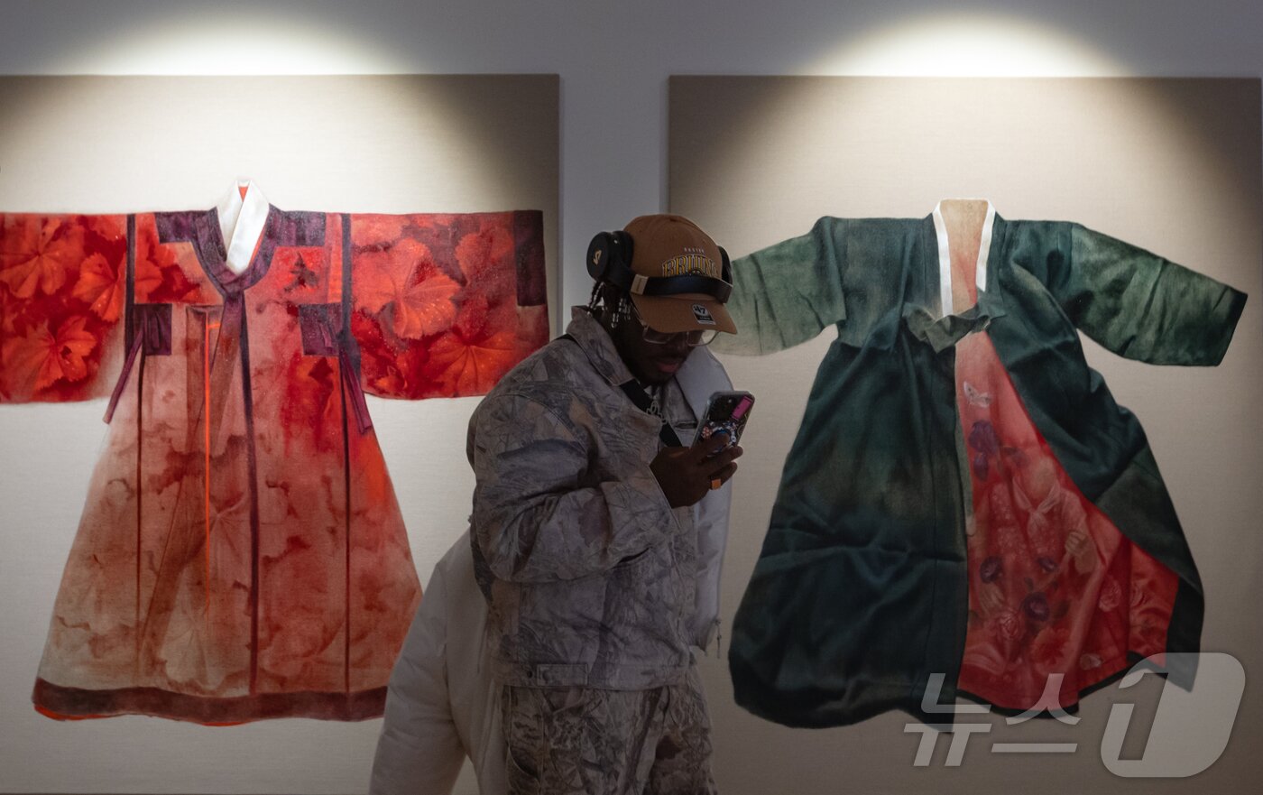 본문 이미지 - 23일&#40;현지시간&#41; 프랑스 파리 주프랑스한국문화원에서 2026년 한불 수교 140주년을 기념해 개최한 ‘한국의 색, 한국 현대미술을 조명하다’ 특별전이 열려 전시장을 찾은 관람객들이 헬레나 파라다 김 작가의 ‘Achemilla-Red’와 ‘Abrigo II’ 등 작품들을 감상하고 있다. 2025.10.24/뉴스1 ⓒ News1 이준성 기자
