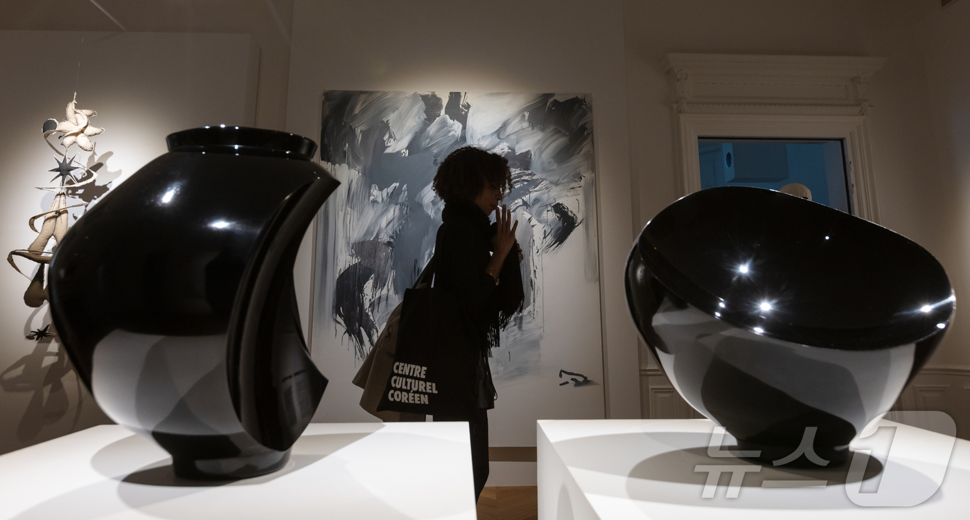 (파리=뉴스1) 이준성 기자 = 23일(현지시간) 프랑스 파리 주프랑스한국문화원에서 2026년 한불 수교 140주년을 기념해 개최한 ‘한국의 색, 한국 현대미술을 조명하다’ 특별전 …