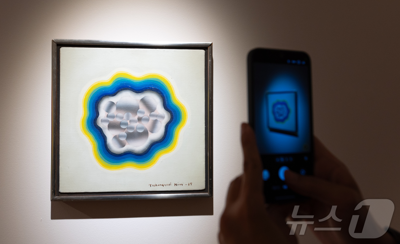 (파리=뉴스1) 이준성 기자 = 23일(현지시간) 프랑스 파리 주프랑스한국문화원에서 2026년 한불 수교 140주년을 기념해 개최한 ‘한국의 색, 한국 현대미술을 조명하다’ 특별전 …