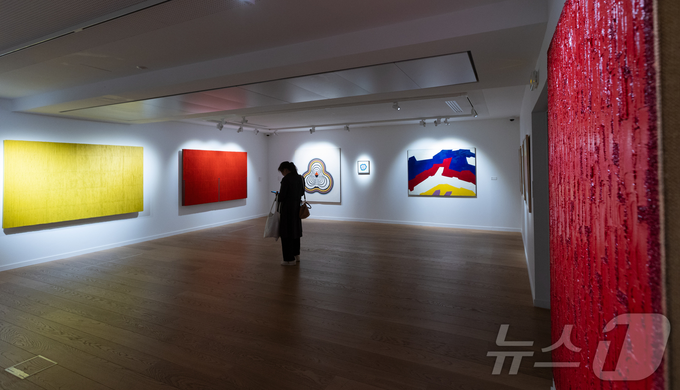 (파리=뉴스1) 이준성 기자 = 23일(현지시간) 프랑스 파리 주프랑스한국문화원에서 2026년 한불 수교 140주년을 기념해 개최한 ‘한국의 색, 한국 현대미술을 조명하다’ 특별전 …