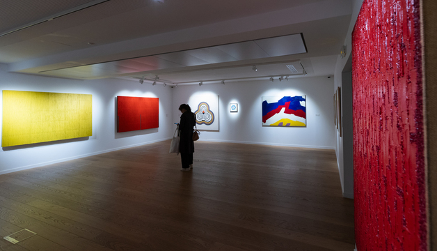 파리에서 만나는 '한국의 色'… 박서보의 '묘법' 감상하는 관람객