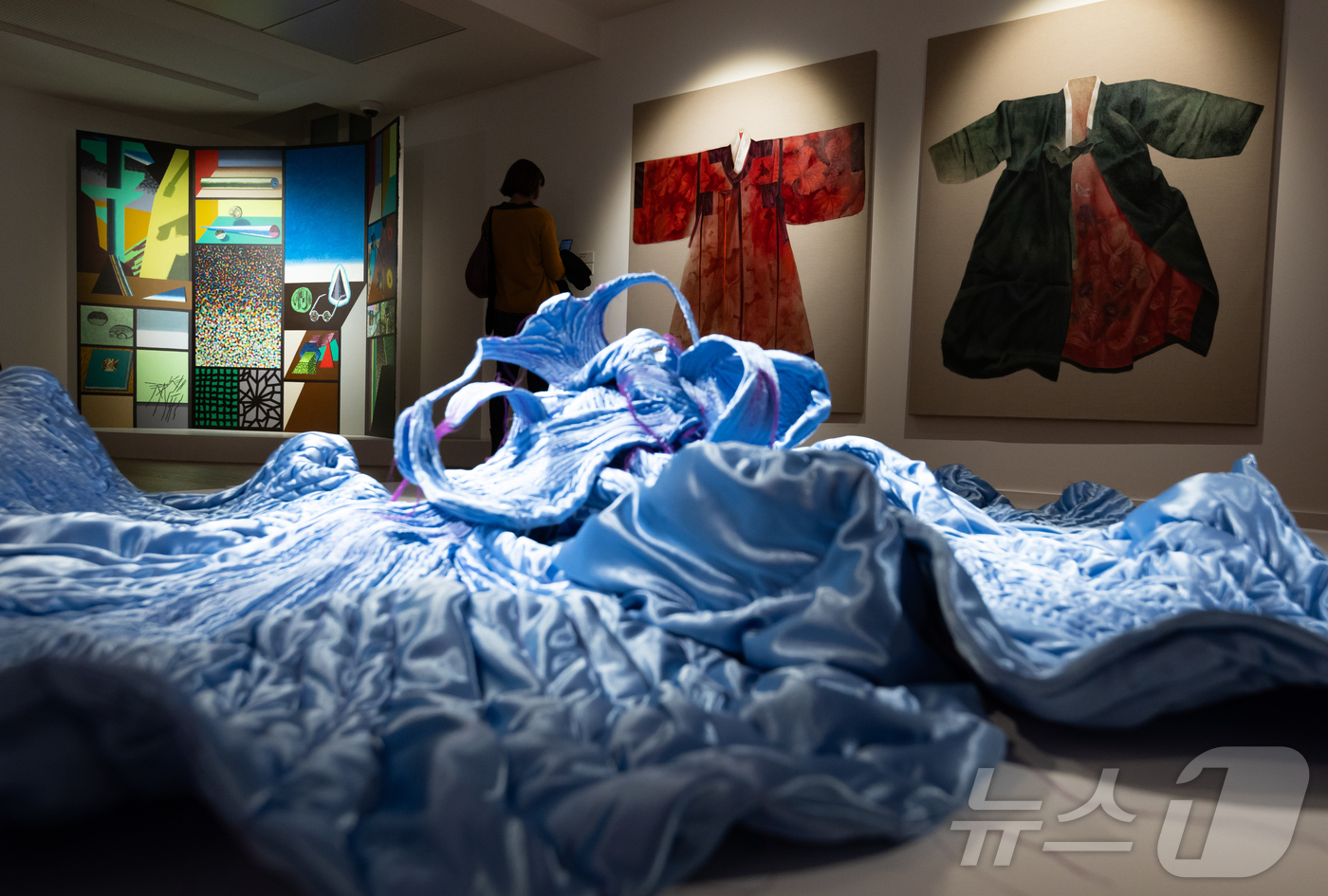 (파리=뉴스1) 이준성 기자 = 23일(현지시간) 프랑스 파리 주프랑스한국문화원에서 2026년 한불 수교 140주년을 기념해 개최한 ‘한국의 색, 한국 현대미술을 조명하다’ 특별전 …