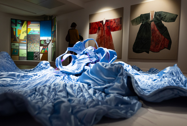 파리에서 '한국의 색'을 느끼는 관람객들