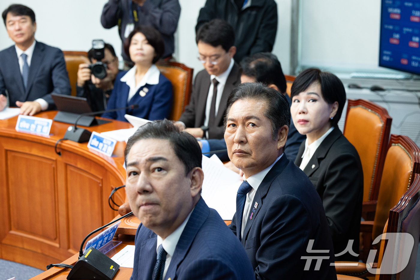 (서울=뉴스1) 유승관 기자 = 정청래 더불어민주당 대표와 김병기 원내대표를 비롯한 지도부가 24일 서울 여의도 국회에서 열린 최고위원회의에서 행정안전위원회의 서울시 등 국정감사에 …