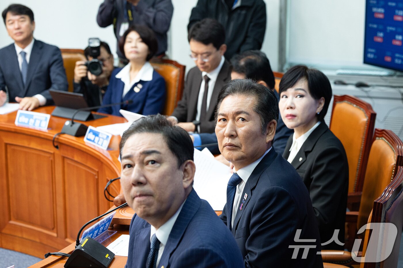 본문 이미지 - 정청래 더불어민주당 대표와 김병기 원내대표를 비롯한 지도부가 24일 서울 여의도 국회에서 열린 최고위원회의에서 행정안전위원회의 서울시 등 국정감사에서 명태균 증인과 오세훈 서울시장의 질의 답변 영상을 지켜보고 있다. 2025.10.24/뉴스1 ⓒ News1 유승관 기자