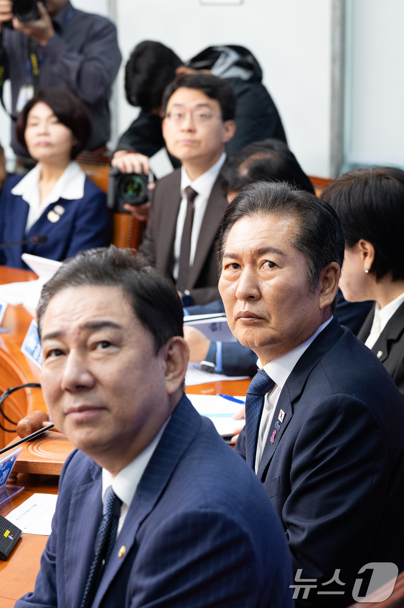 (서울=뉴스1) 유승관 기자 = 정청래 더불어민주당 대표와 김병기 원내대표를 비롯한 지도부가 24일 서울 여의도 국회에서 열린 최고위원회의에서 행정안전위원회의 서울시 등 국정감사에 …