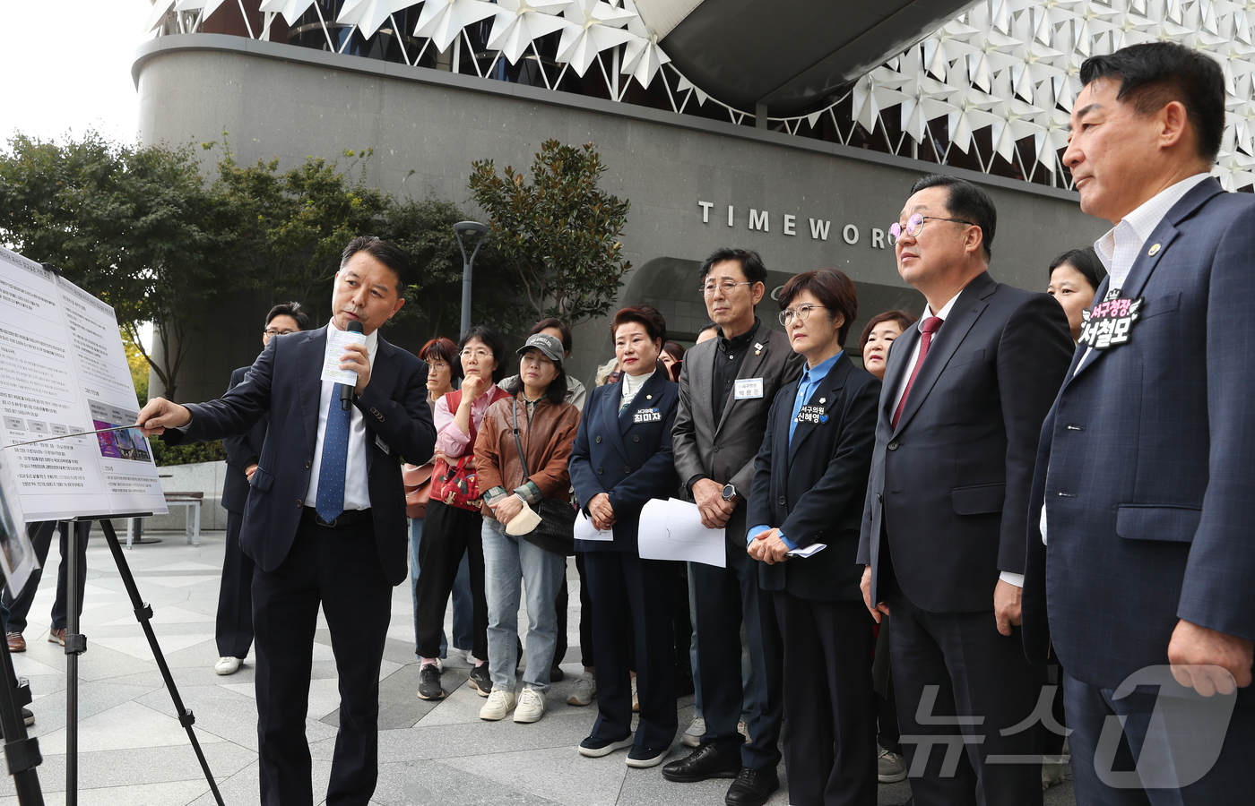 (대전=뉴스1) 김기태 기자 = 이장우 대전시장과 서철모 서구청장이 둔산동 미디어파사드 사업 부지를 방문해 브리핑을 듣고 있다.(대전 서구 제공. 재판매 및 DB금지) 2025.1 …