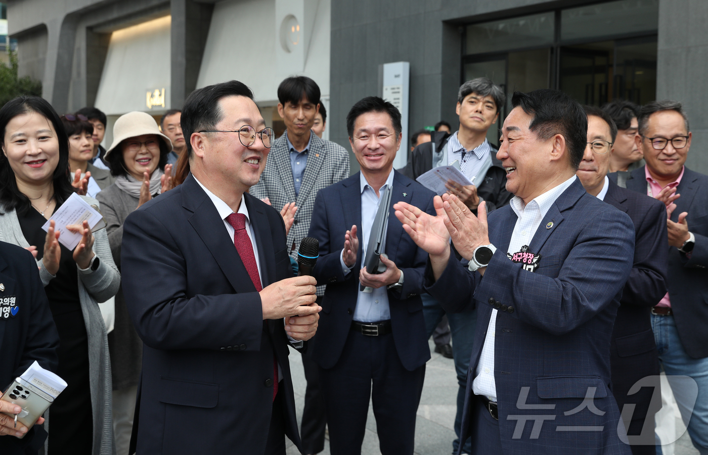 (대전=뉴스1) 김기태 기자 = 이장우 대전시장과 서철모 서구청장이 둔산동 미디어파사드 사업 부지를 방문해 서구 현안에 대해 논의했다.(대전 서구 제공. 재판매 및 DB금지) 20 …