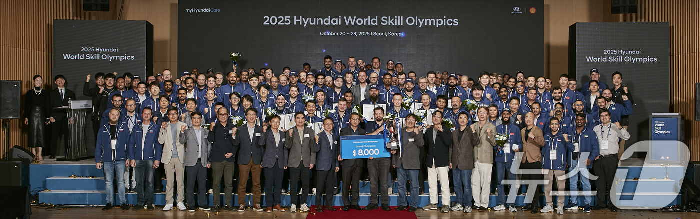 (서울=뉴스1) = 현대차는 지난 23일까지 4일간 천안 글로벌러닝센터(GLC)에서 제15회 월드스킬올림픽을 개최했다고 24일 밝혔다.제15회 월드스킬올림픽 참가자들이 시상식 이후 …