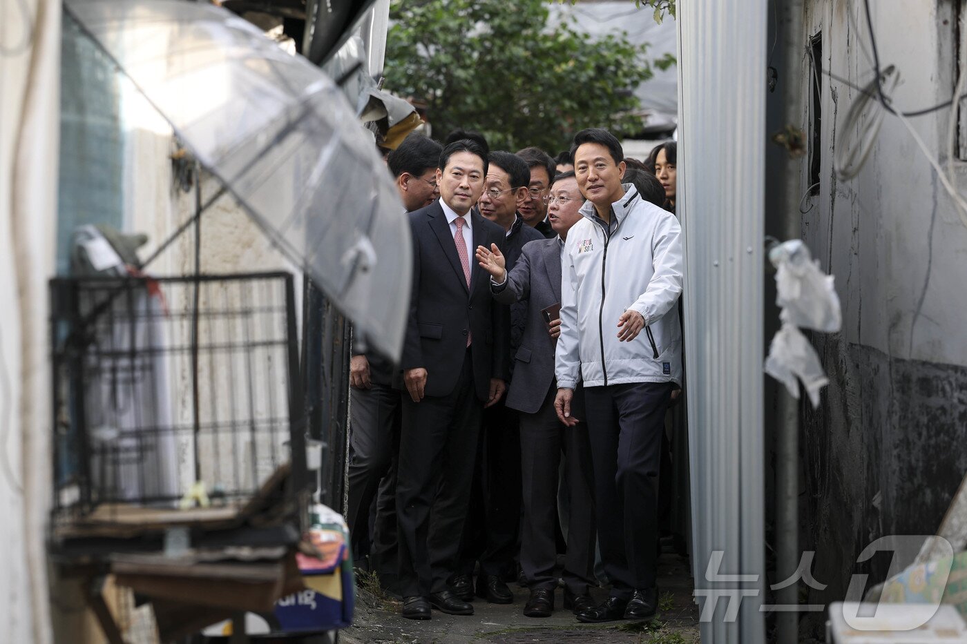 본문 이미지 - 장동혁 국민의힘 대표와 오세훈 서울시장이 24일 서울 노원구 상계5 재정비촉진구역을 방문해 현장 점검을 하고 있다. &#40;공동취재&#41; 2025.10.24/뉴스1 ⓒ News1 오대일 기자