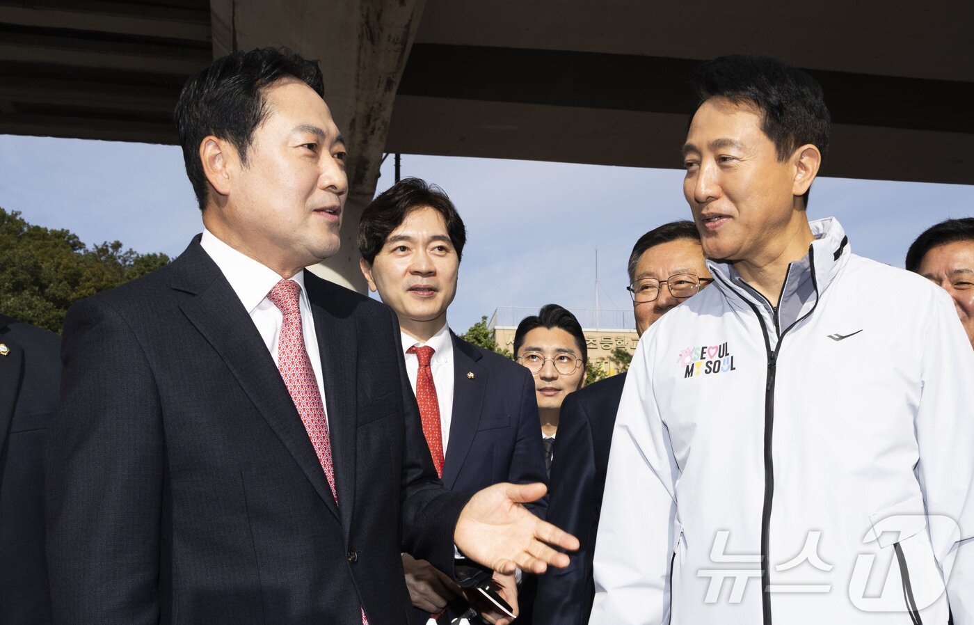 본문 이미지 - 장동혁 국민의힘 대표와 오세훈 서울시장이 24일 오전 서울 노원구 상계5 재정비촉진구역 현장점검에 앞서 인사를 나누고 있다. &#40;공동취재&#41; 2025.10.24/뉴스1 ⓒ News1 오대일 기자