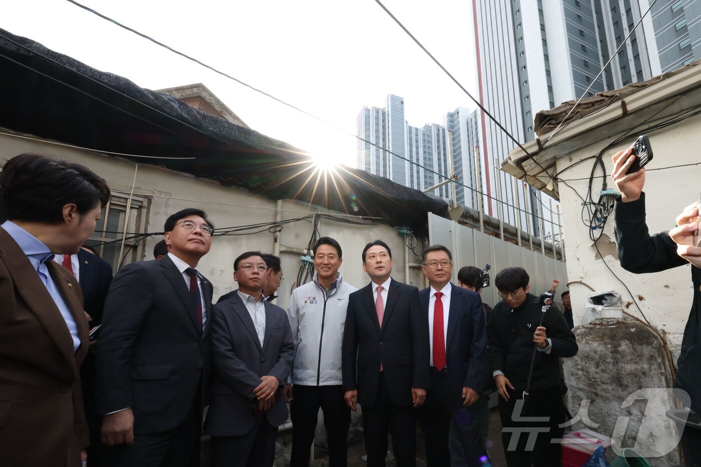 본문 이미지 - 장동혁 국민의힘 대표와 오세훈 서울시장이 24일 서울 노원구 상계5 재정비촉진구역을 방문해 현장 점검을 하고 있다. &#40;공동취재&#41; 2025.10.24/뉴스1 ⓒ News1 오대일 기자