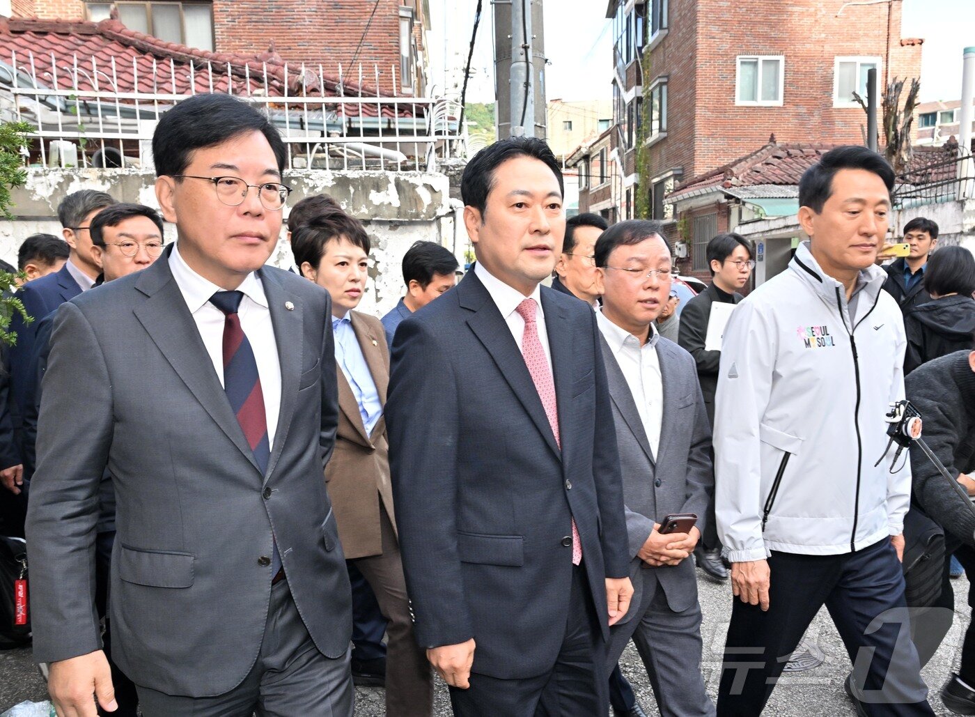 본문 이미지 - 장동혁 국민의힘 대표와 송언석 원대대표, 오세훈 서울시장이 24일 서울 노원구 상계동에서 열린 서울특별시 부동산 대책 현장회의를 하기 위해 이동하고 있다. &#40;공동취재&#41; 2025.10.24/뉴스1 ⓒ News1 오대일 기자