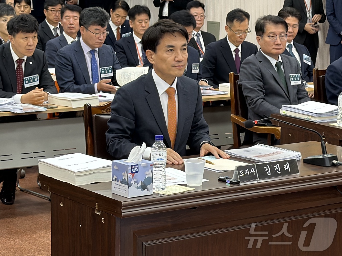 (춘천=뉴스1) 한귀섭 기자 = 김진태 강원특별자치도지사가 24일 강원특별자치도청에서 국회 행정안전위원회의 강원특별자치도에 대한 국정감사를 받기 위해 앉아있다. 2025.10.24 …