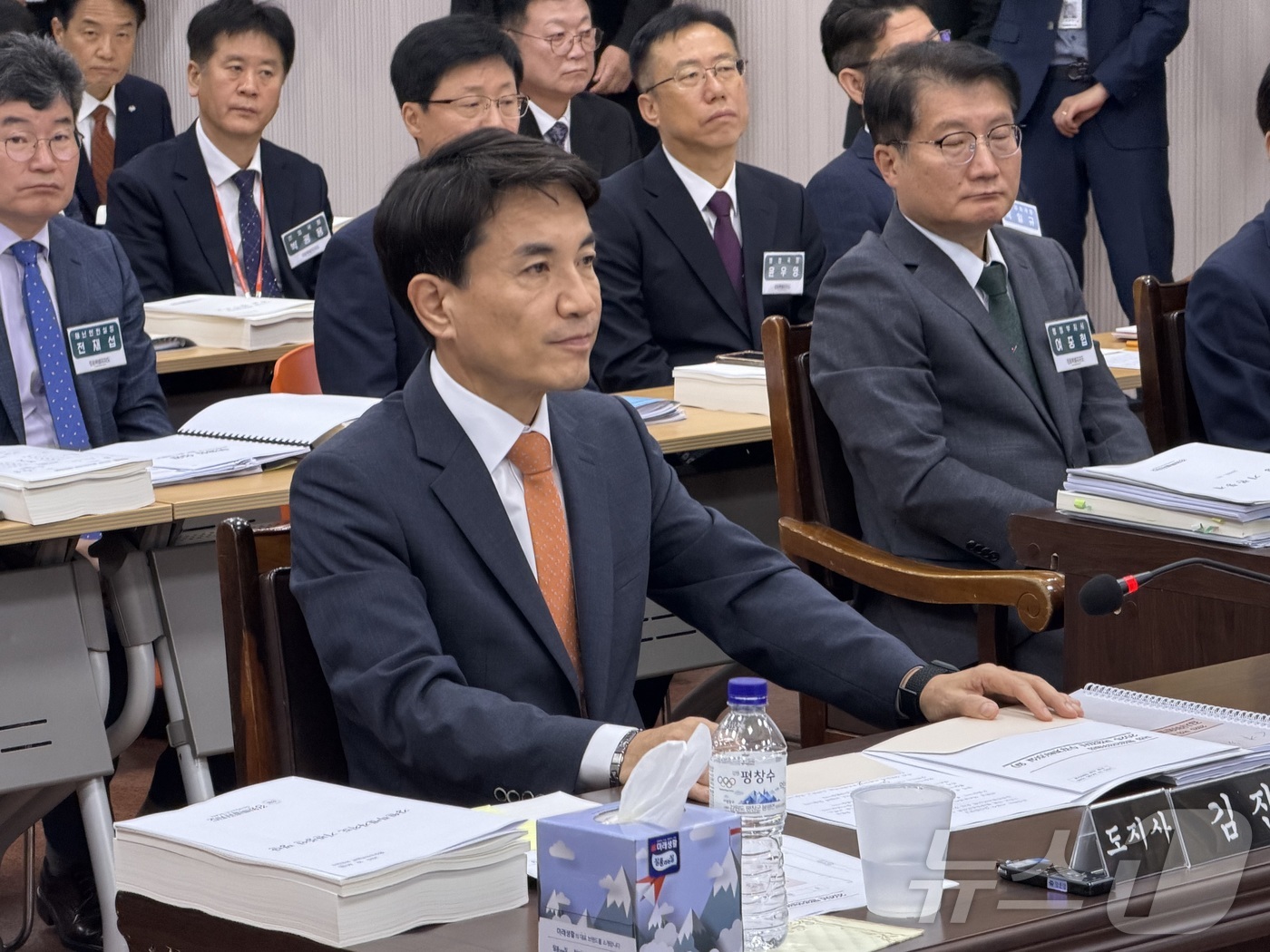 (춘천=뉴스1) 한귀섭 기자 = 김진태 강원특별자치도지사가 24일 강원특별자치도청에서 국회 행정안전위원회의 강원특별자치도에 대한 국정감사를 받기 위해 앉아있다. 2025.10.24 …