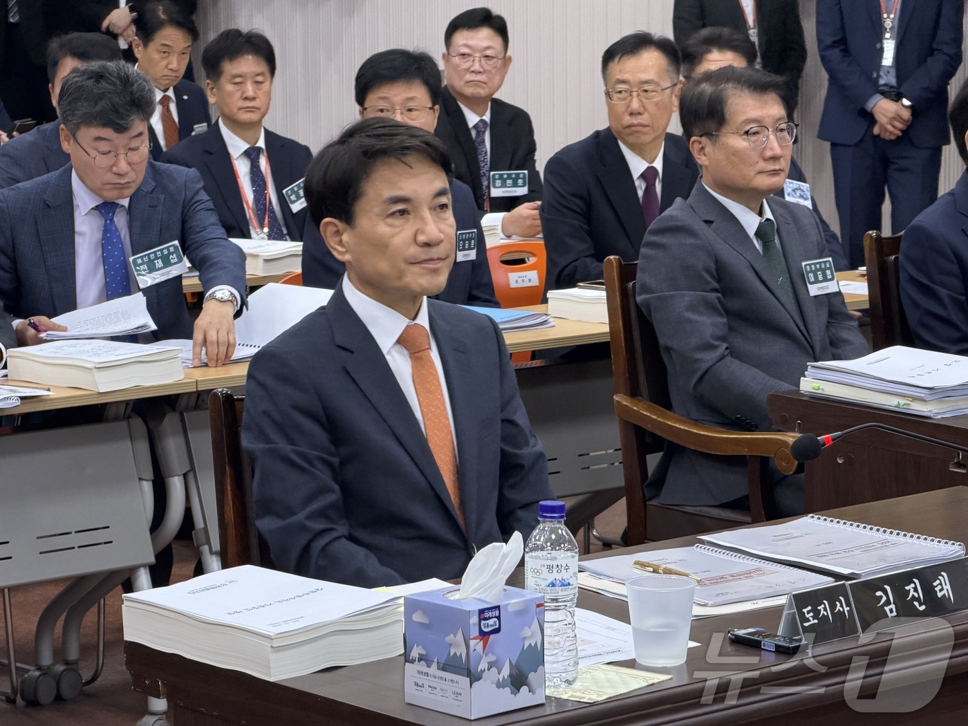 (춘천=뉴스1) 한귀섭 기자 = 김진태 강원특별자치도지사가 24일 강원특별자치도청에서 국회 행정안전위원회의 강원특별자치도에 대한 국정감사를 받기 위해 앉아있다. 2025.10.24 …