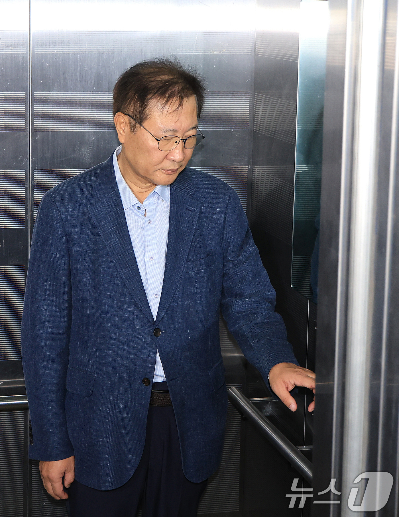 (서울=뉴스1) 이호윤 기자 = 박성재 전 법무부 장관이 24일 서울 서초구 순직해병 특검 사무실에 피의자 신분으로 조사를 받기 위해 출석하고 있다. 2025.10.24/뉴스1