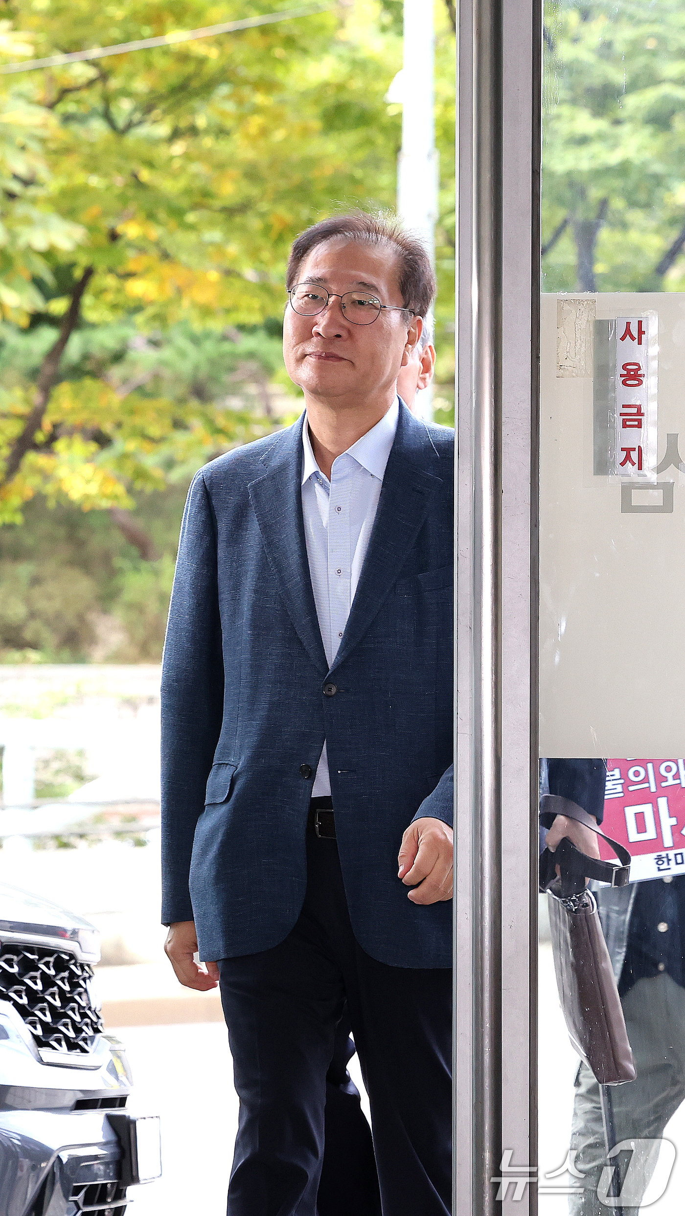 (서울=뉴스1) 이호윤 기자 = 박성재 전 법무부 장관이 24일 서울 서초구 순직해병 특검 사무실에 피의자 신분으로 조사를 받기 위해 출석하고 있다. 2025.10.24/뉴스1