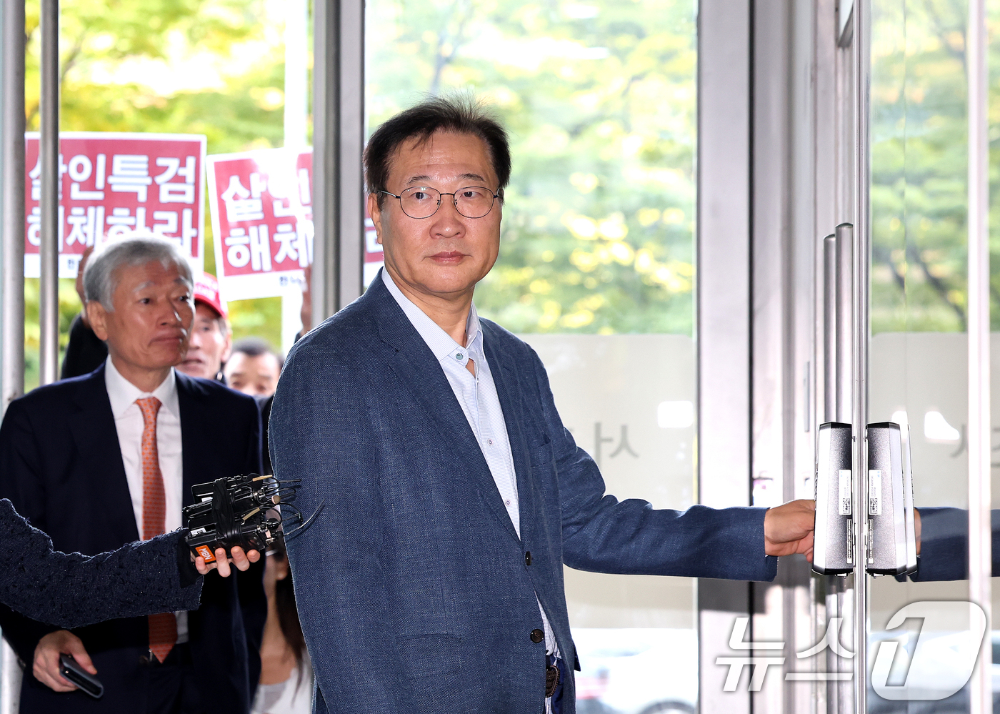 (서울=뉴스1) 이호윤 기자 = 박성재 전 법무부 장관이 24일 서울 서초구 순직해병 특검 사무실에 피의자 신분으로 조사를 받기 위해 출석하고 있다. 2025.10.24/뉴스1