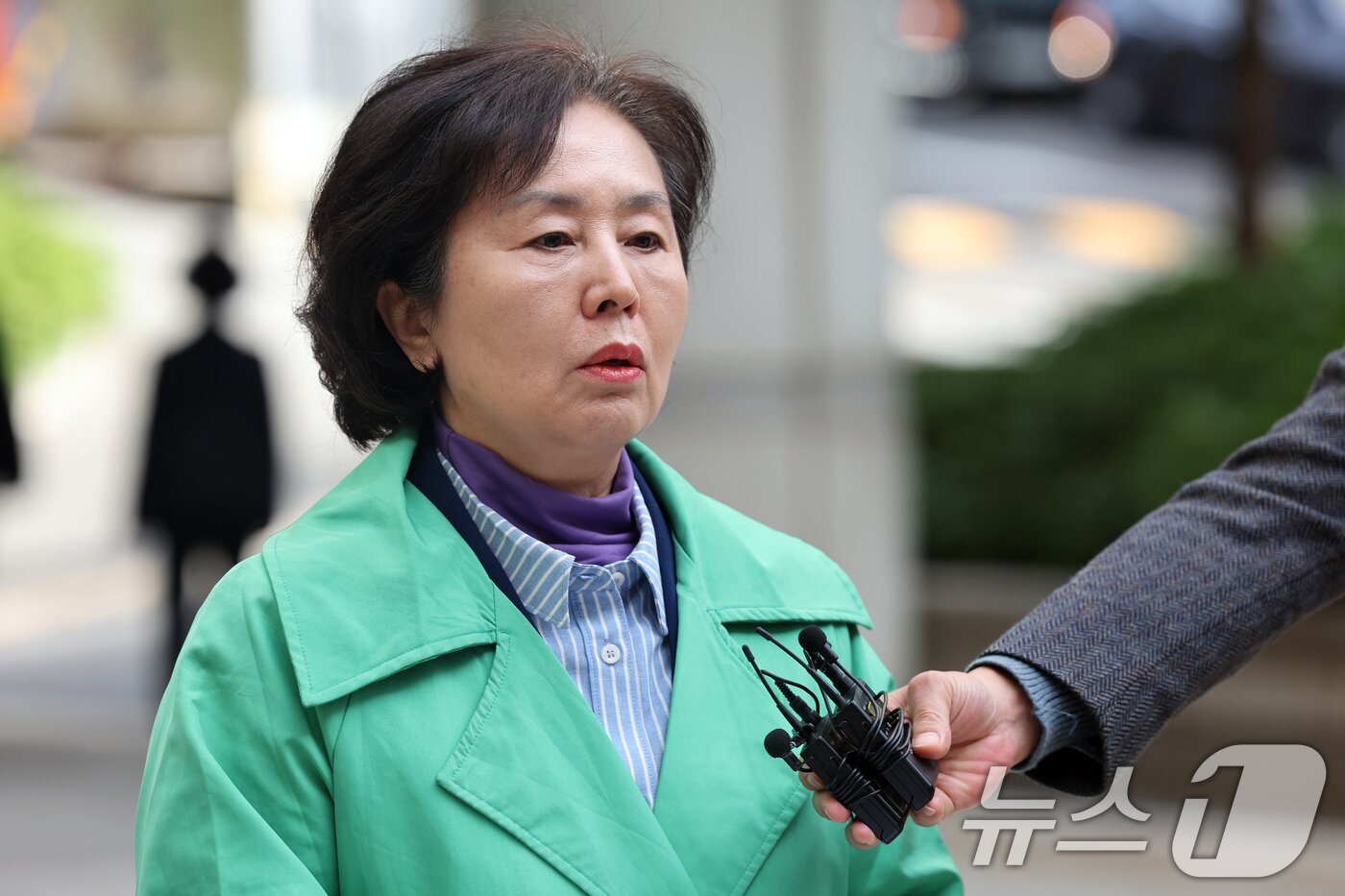 본문 이미지 - 김영선 전 국민의힘 의원이 24일 오전 서울 서초구 서울중앙지방법원에서 열린 김건희 여사의 도이치모터스 주가 조작·통일교 뇌물·공천 개입 등 혐의 4차 공판에 증인으로 출석, 취재진 질문에 답하고 있다. 2025.10.24/뉴스1 ⓒ News1 황기선 기자