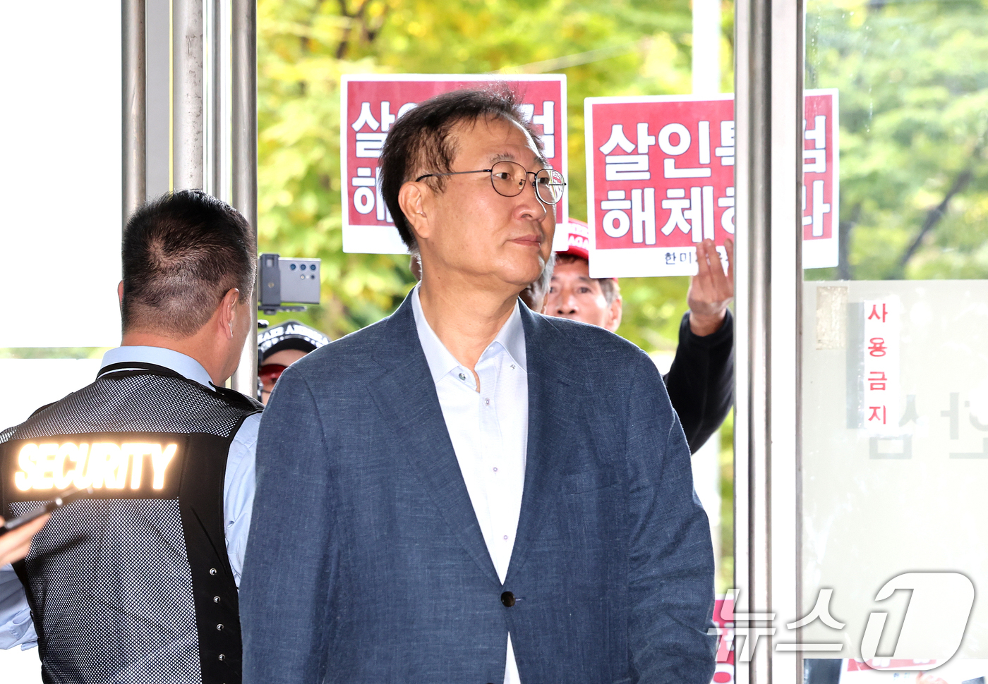 (서울=뉴스1) 이호윤 기자 = 박성재 전 법무부 장관이 24일 서울 서초구 순직해병 특검 사무실에 피의자 신분으로 조사를 받기 위해 출석하고 있다. 2025.10.24/뉴스1