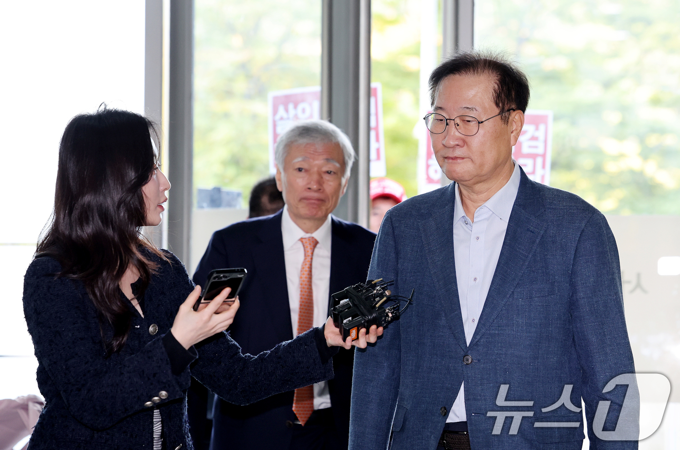 (서울=뉴스1) 이호윤 기자 = 박성재 전 법무부 장관이 24일 서울 서초구 순직해병 특검 사무실에 피의자 신분으로 조사를 받기 위해 출석하고 있다. 2025.10.24/뉴스1