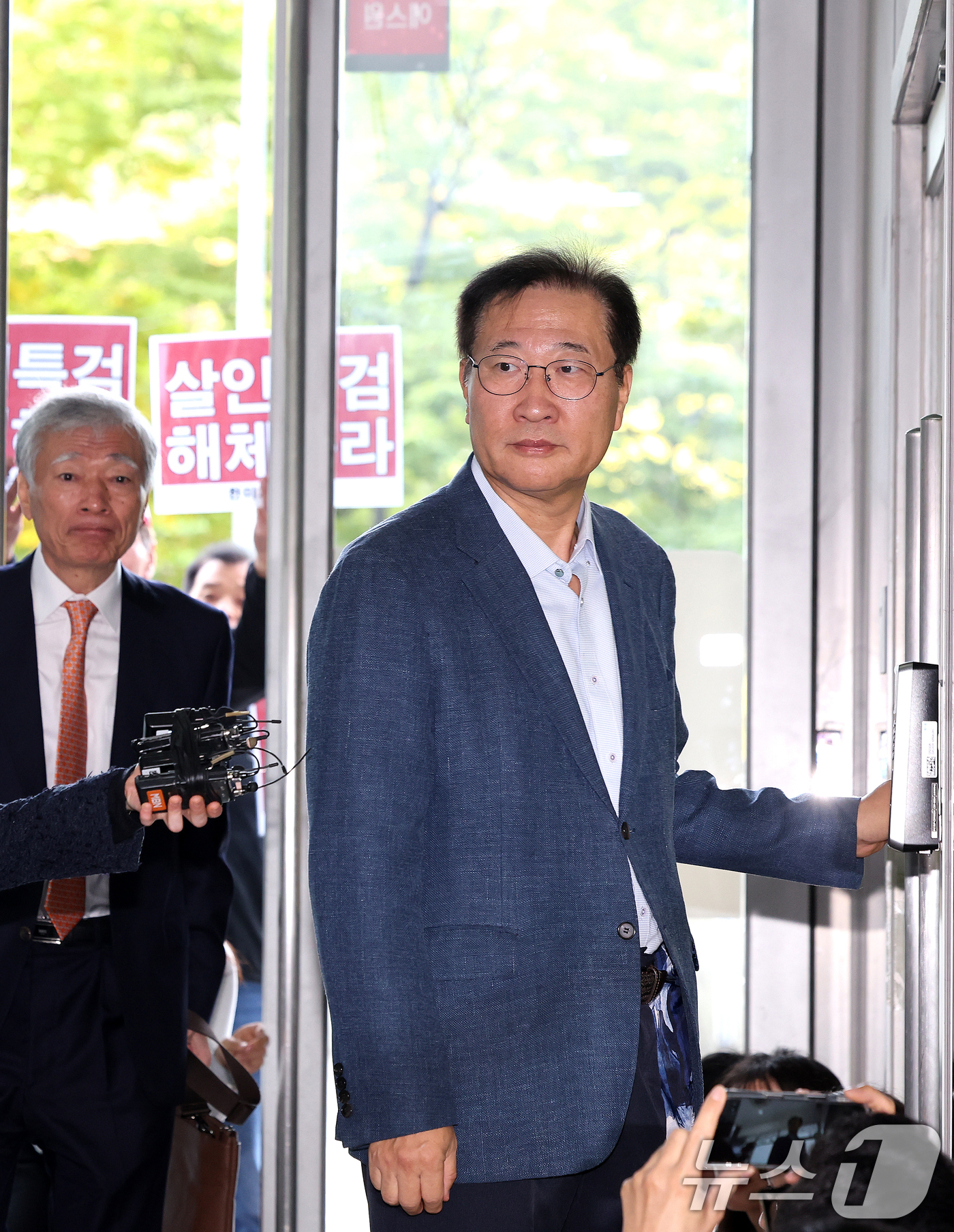 (서울=뉴스1) 이호윤 기자 = 박성재 전 법무부 장관이 24일 서울 서초구 순직해병 특검 사무실에 피의자 신분으로 조사를 받기 위해 출석하고 있다. 2025.10.24/뉴스1