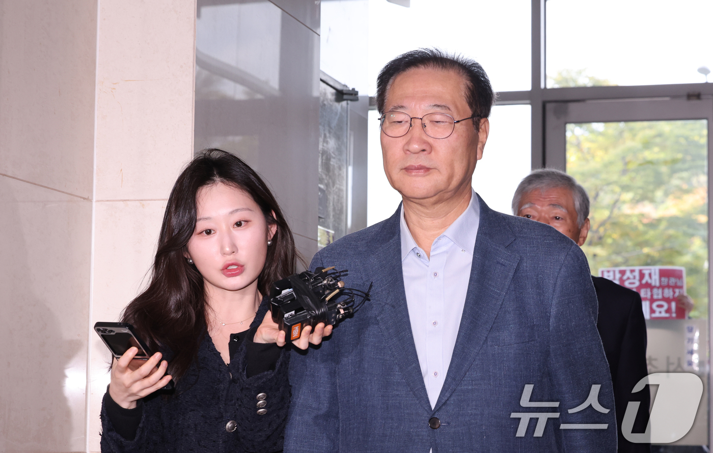 (서울=뉴스1) 이호윤 기자 = 박성재 전 법무부 장관이 24일 서울 서초구 순직해병 특검 사무실에 피의자 신분으로 조사를 받기 위해 출석하고 있다. 2025.10.24/뉴스1