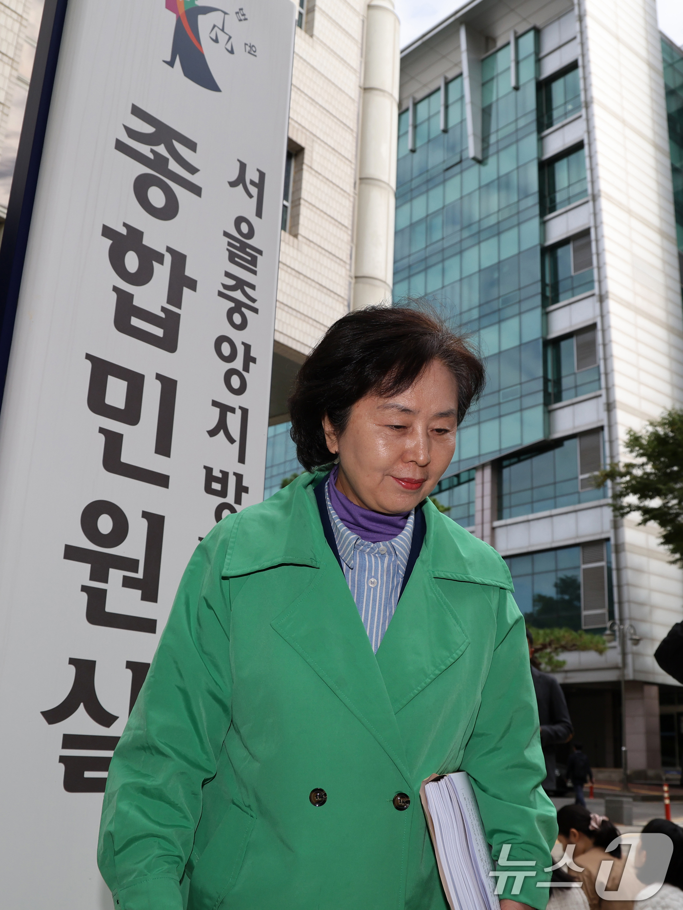 (서울=뉴스1) 황기선 기자 = 김영선 전 국민의힘 의원이 24일 오전 서울 서초구 서울중앙지방법원에서 열린 김건희 여사의 도이치모터스 주가 조작·통일교 뇌물·공천 개입 등 혐의 …