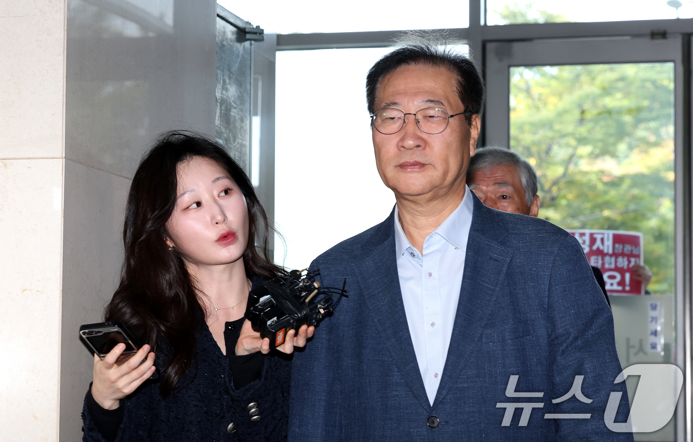 (서울=뉴스1) 이호윤 기자 = 박성재 전 법무부 장관이 24일 서울 서초구 순직해병 특검 사무실에 피의자 신분으로 조사를 받기 위해 출석하고 있다. 2025.10.24/뉴스1