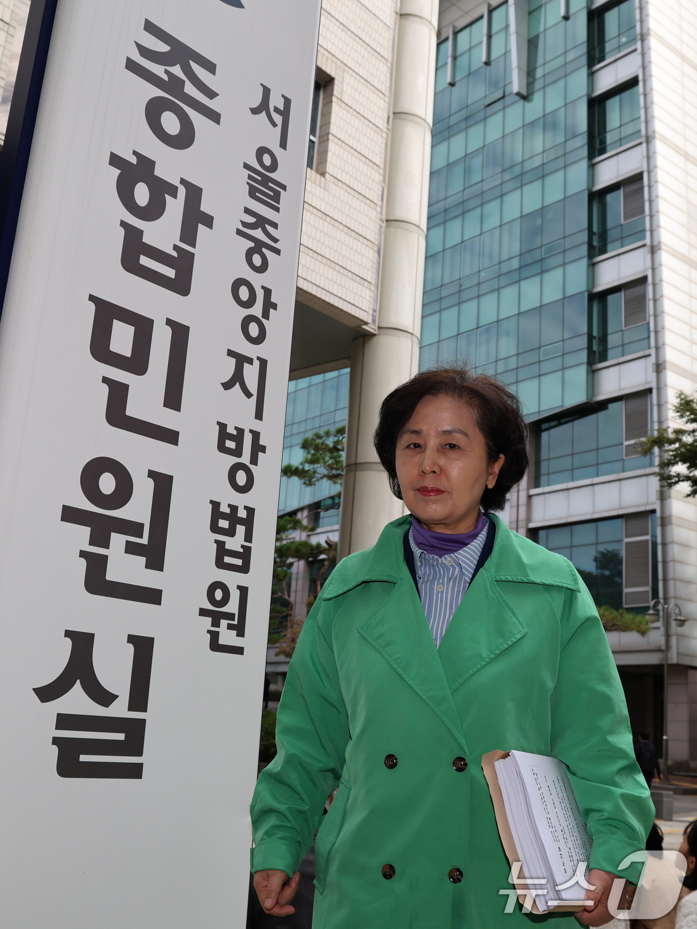 (서울=뉴스1) 황기선 기자 = 김영선 전 국민의힘 의원이 24일 오전 서울 서초구 서울중앙지방법원에서 열린 김건희 여사의 도이치모터스 주가 조작·통일교 뇌물·공천 개입 등 혐의 …