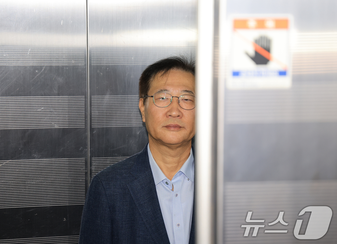 (서울=뉴스1) 이호윤 기자 = 박성재 전 법무부 장관이 24일 서울 서초구 순직해병 특검 사무실에 피의자 신분으로 조사를 받기 위해 출석하고 있다. 2025.10.24/뉴스1